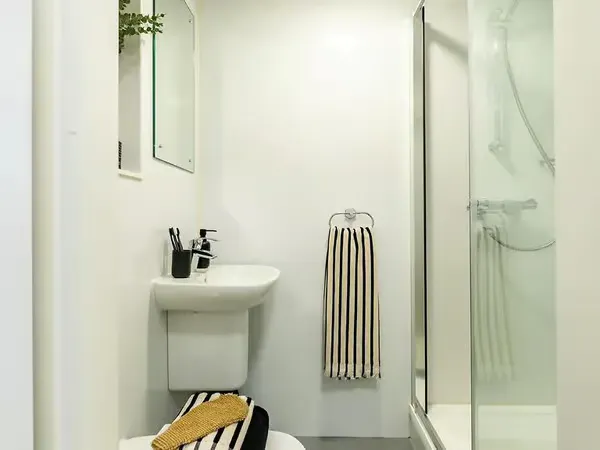 Standard Ensuite BATHROOM 3