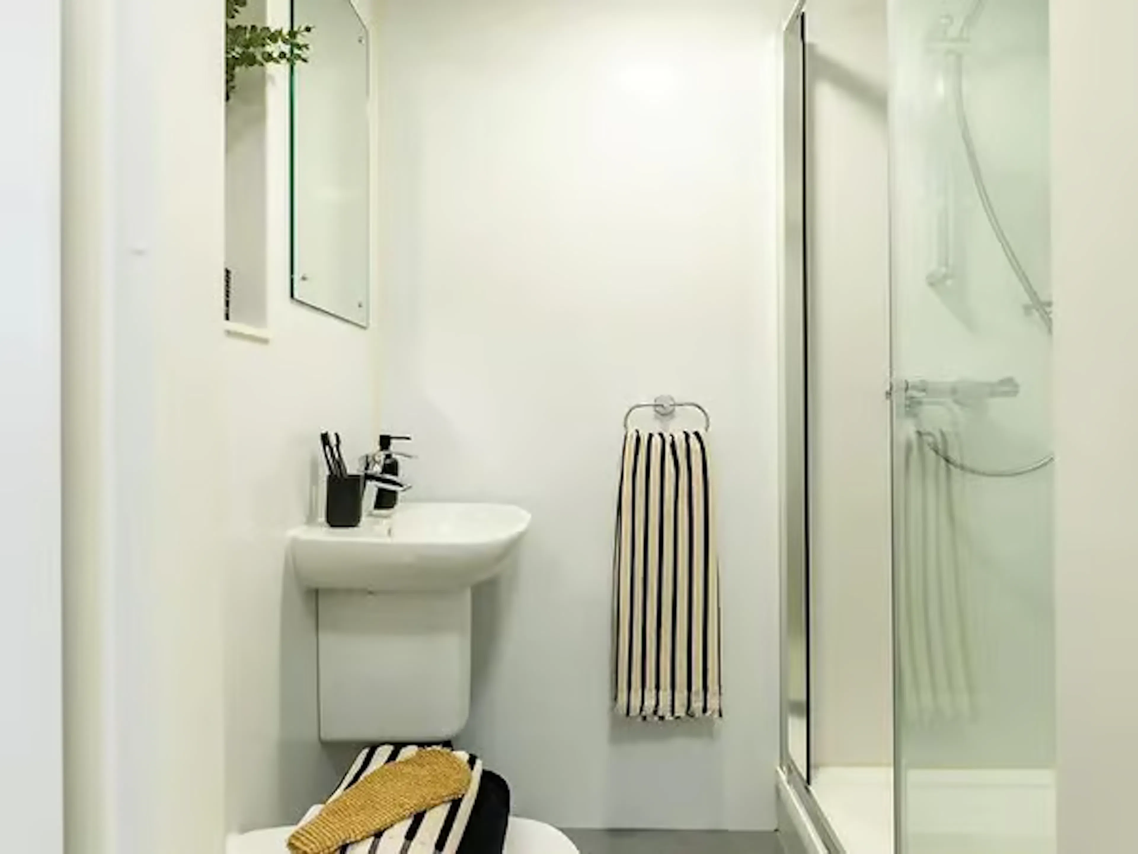 Standard Ensuite  BATHROOM 3