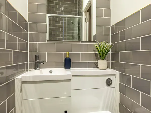 Gold Ensuite BATHROOM 3