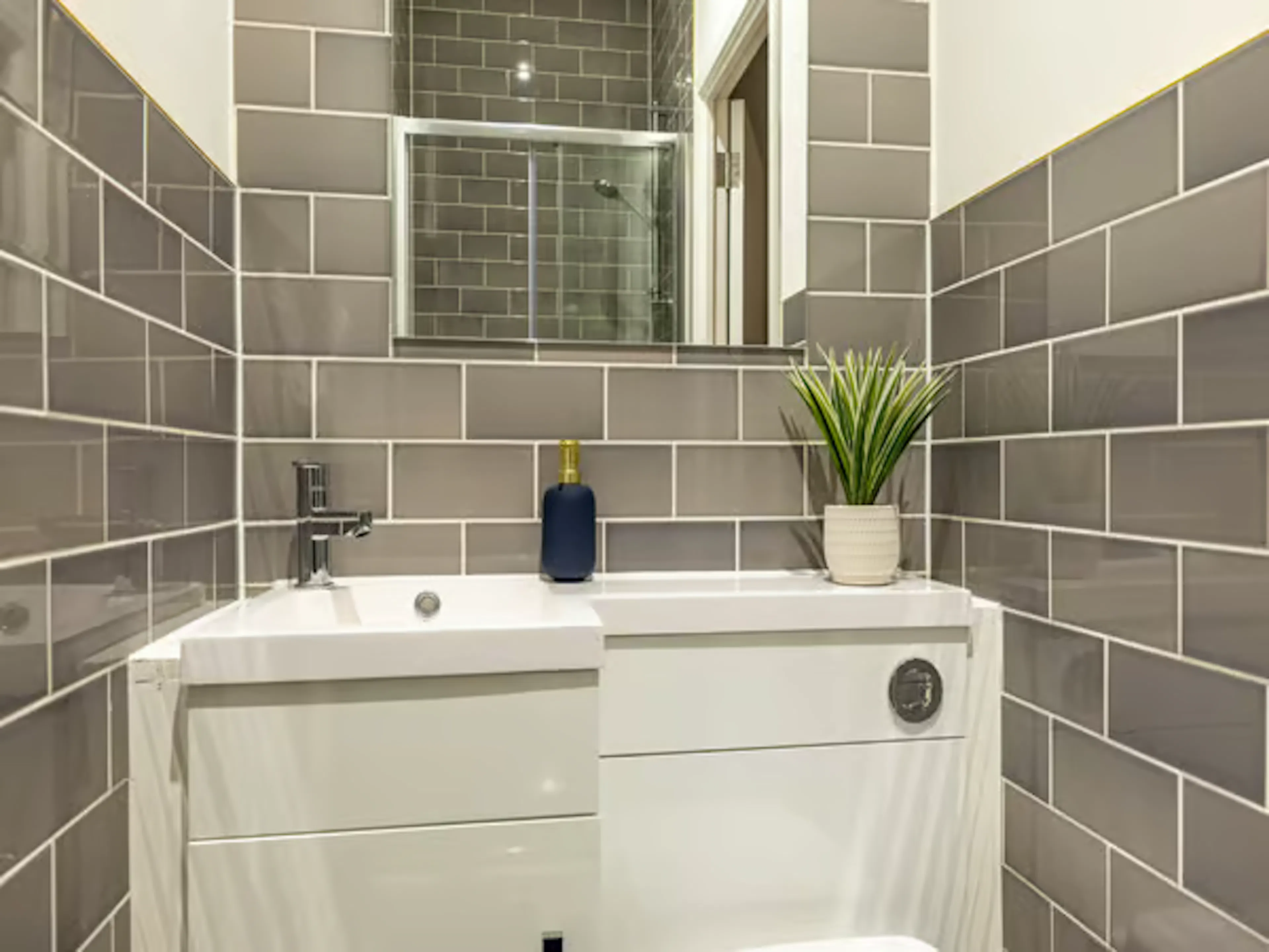 Gold Ensuite BATHROOM 3