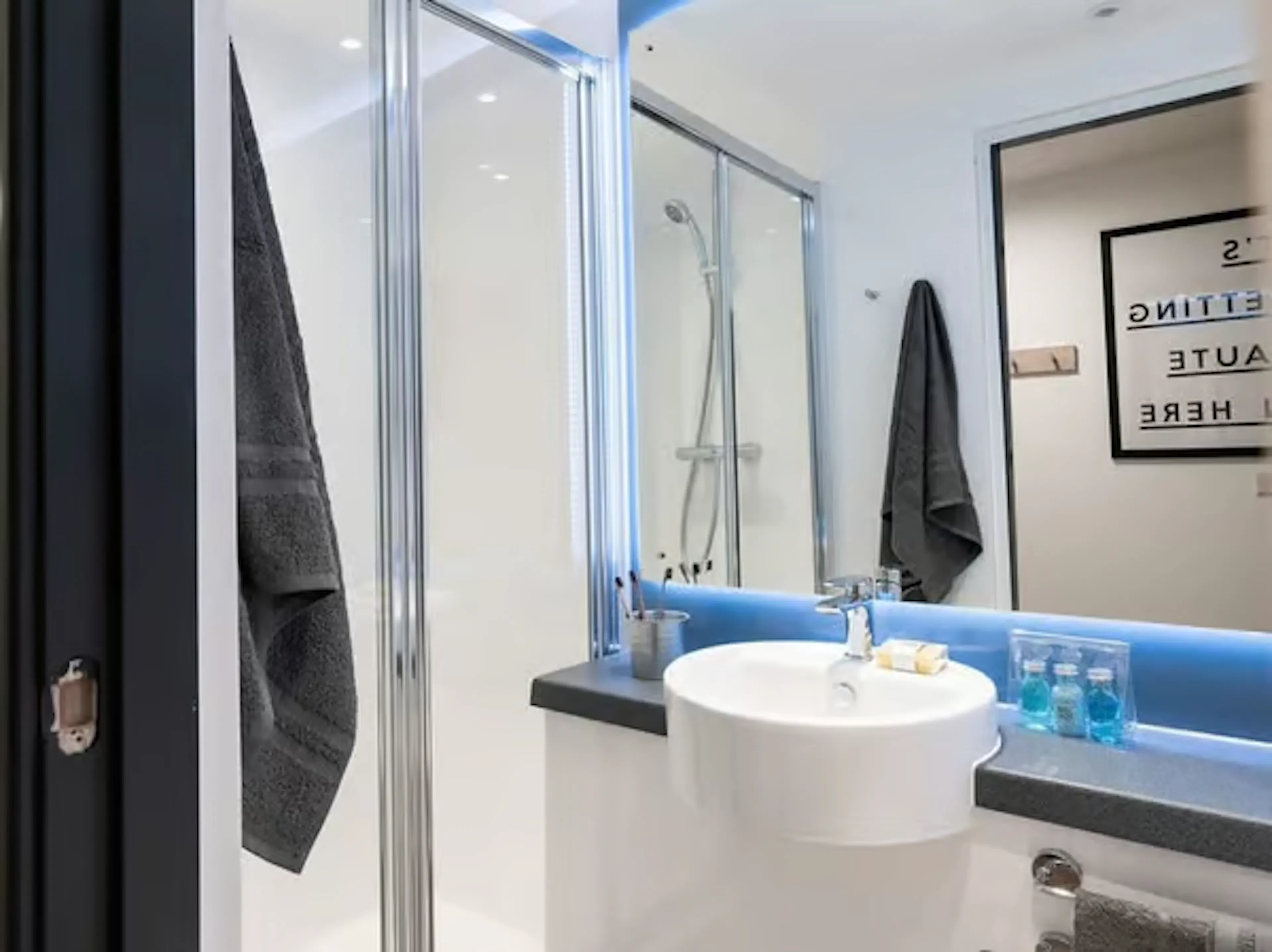 Bronze En Suite BATHROOM 4