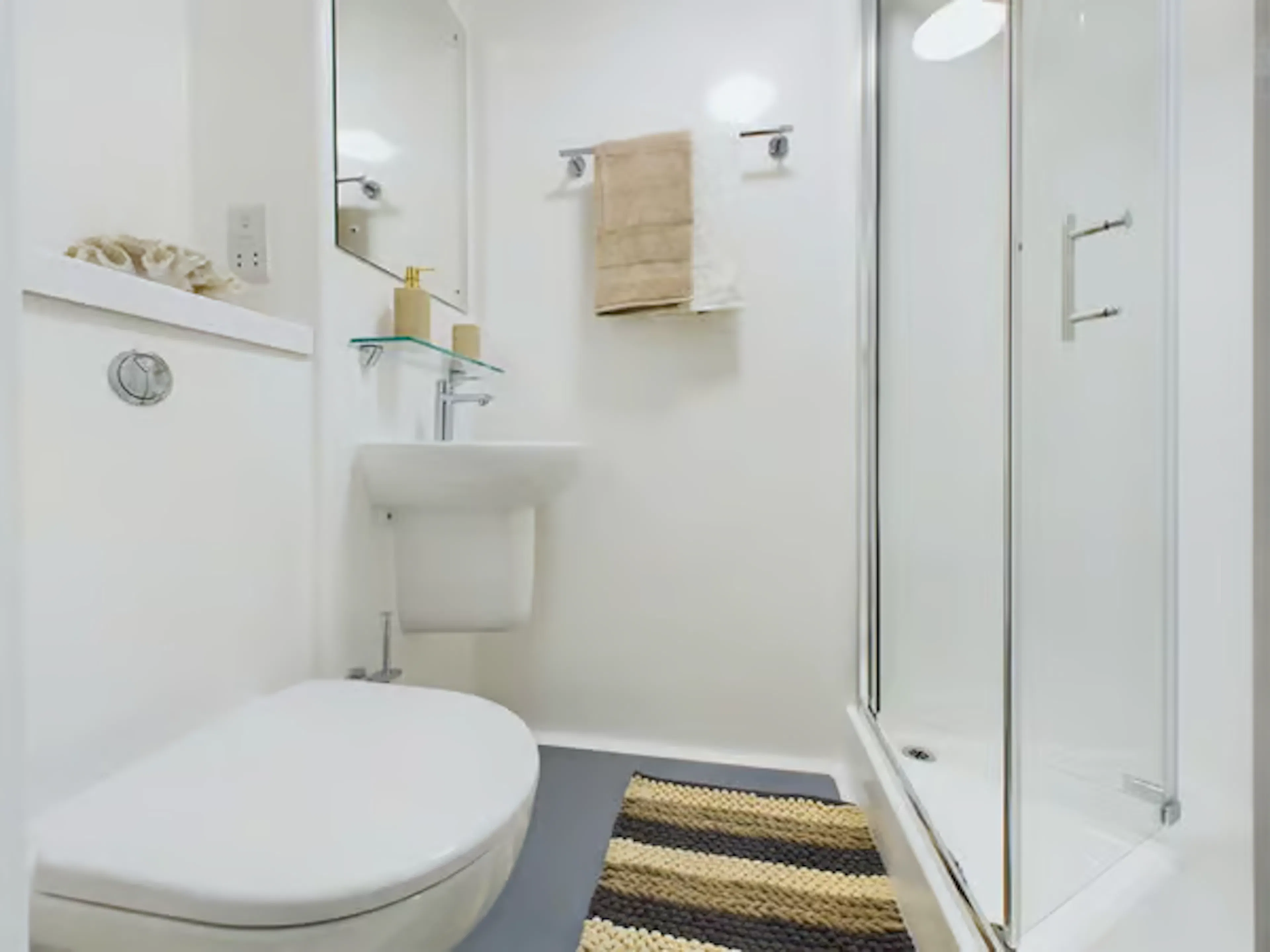 Classic Studio Plus BATHROOM 1