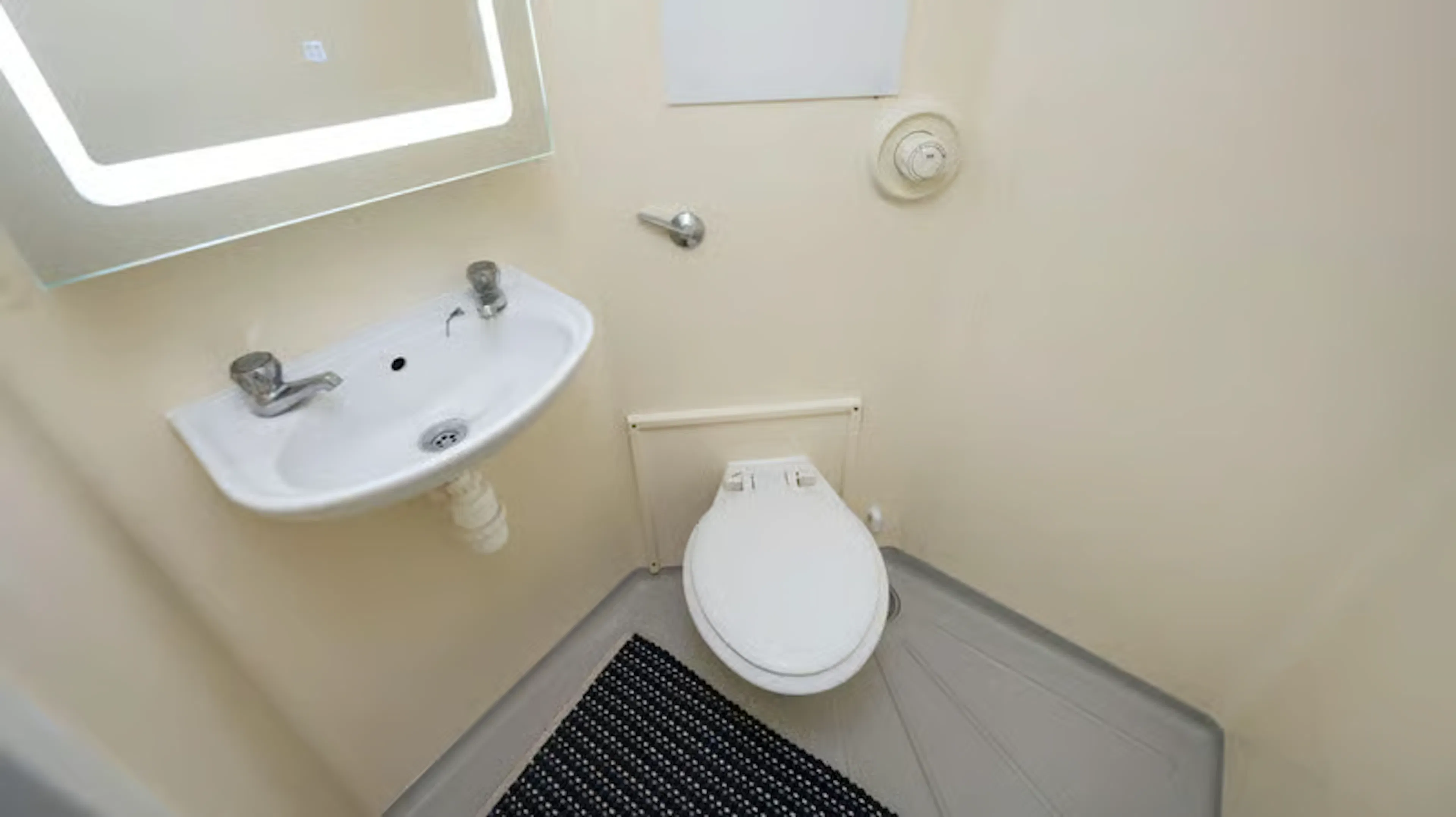 Ensuite BATHROOM 4