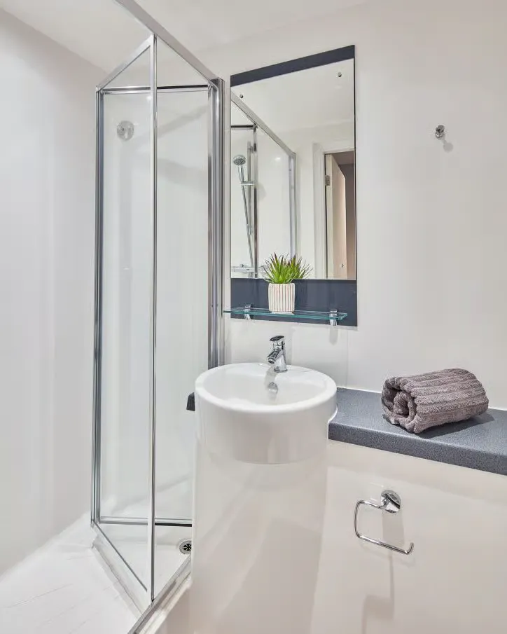 Classic Ensuite BATHROOM 2