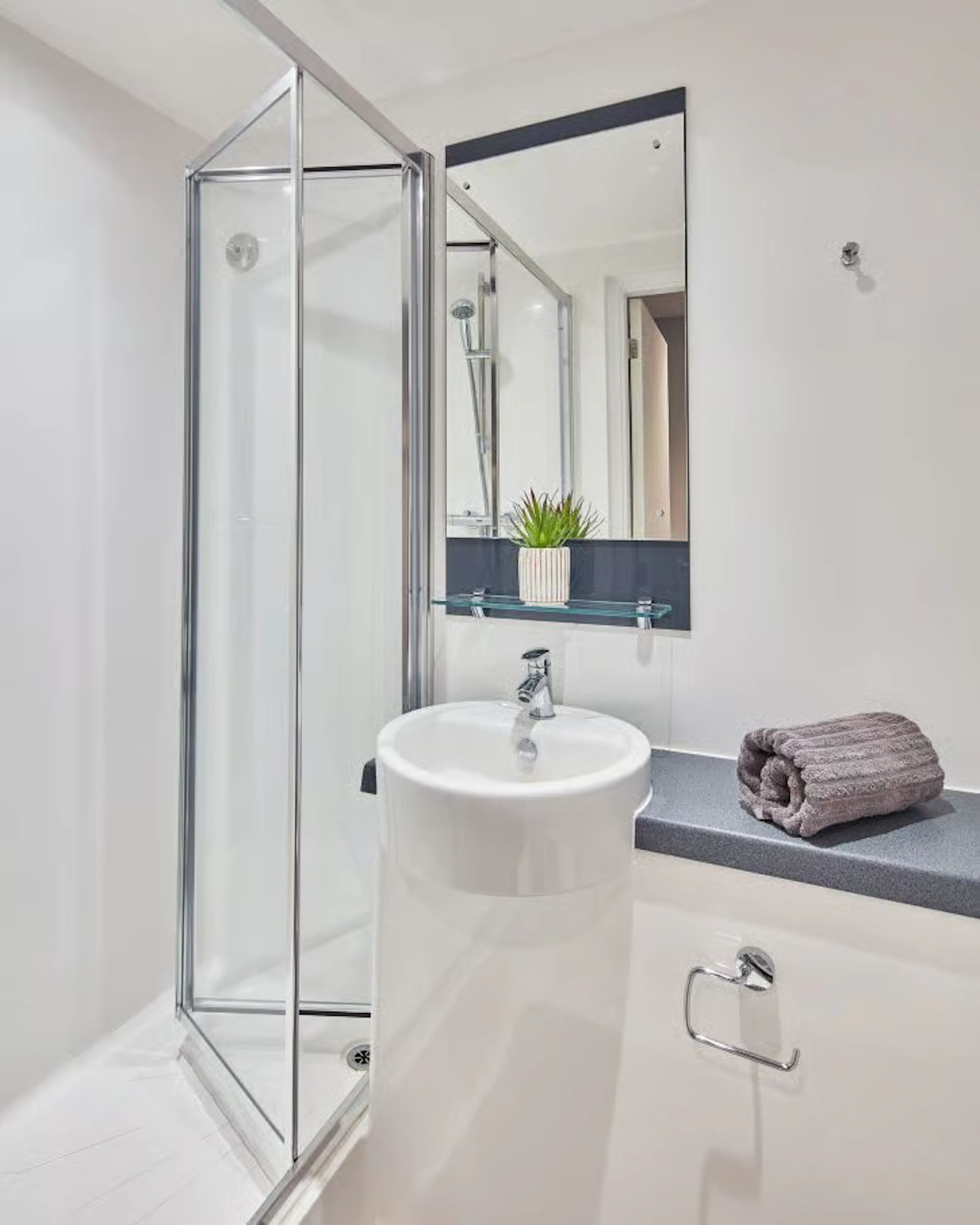 Classic Ensuite BATHROOM 2