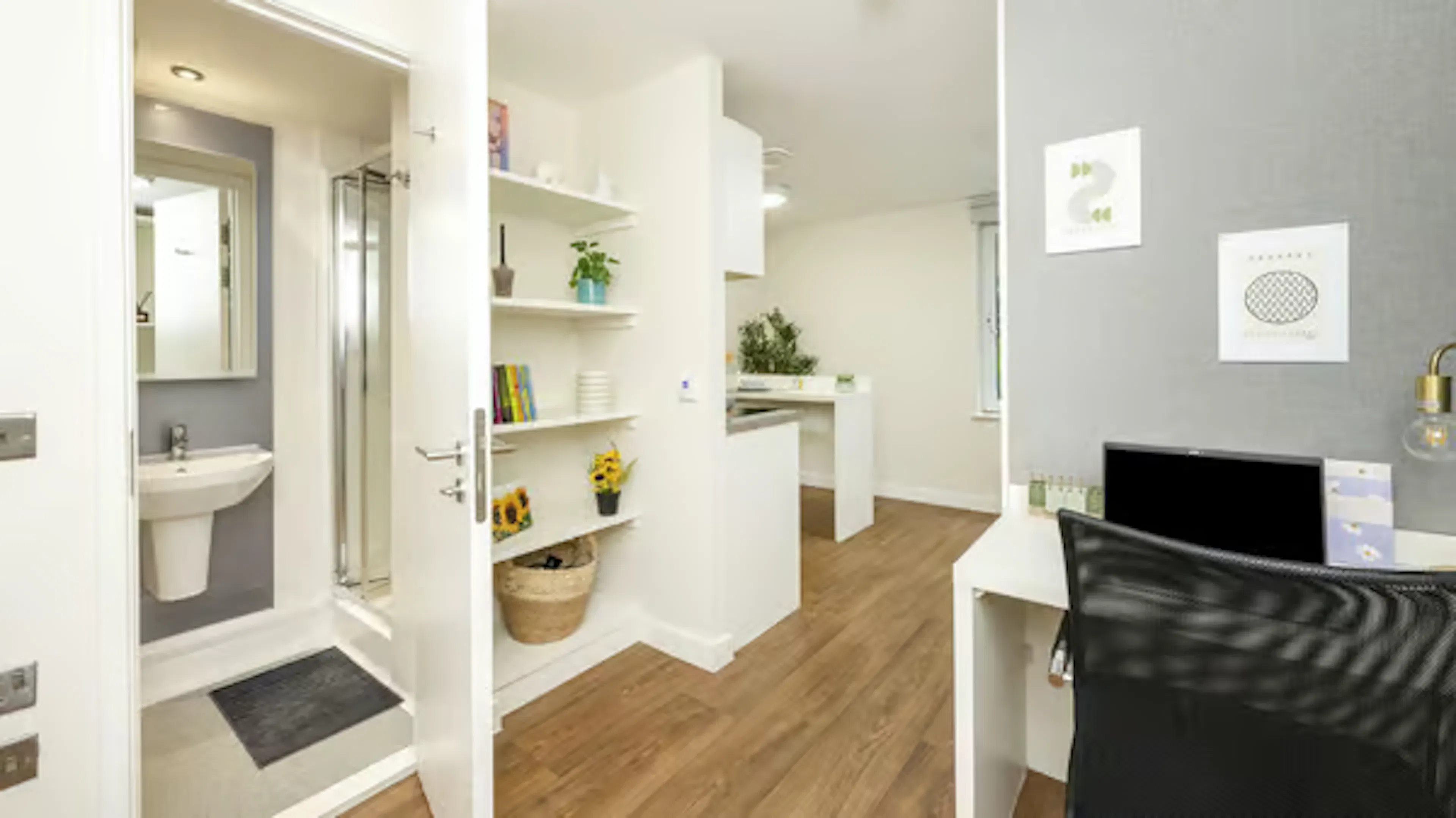 Small Studio BATHROOM 3