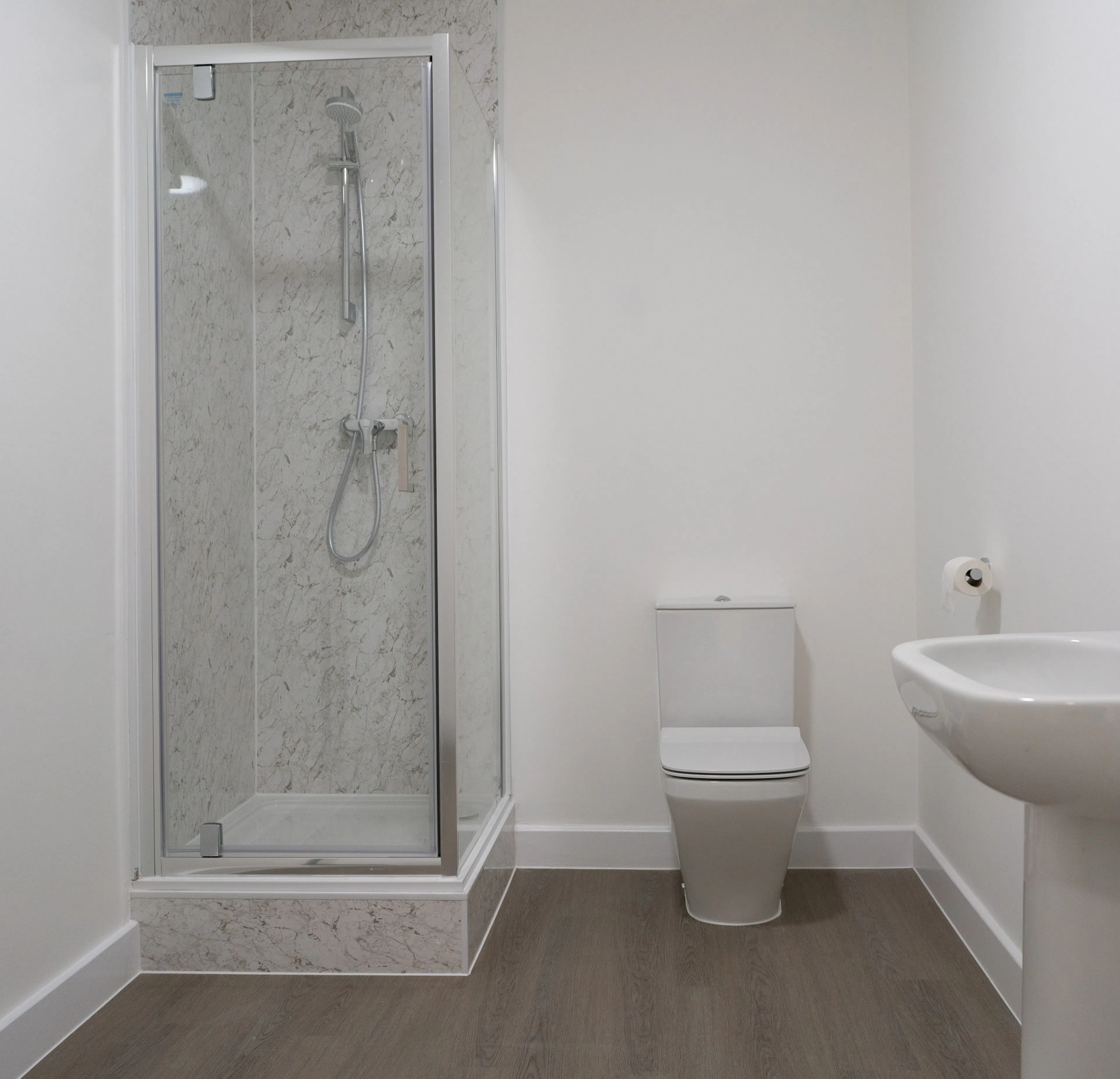 Apartment BATHROOM 4