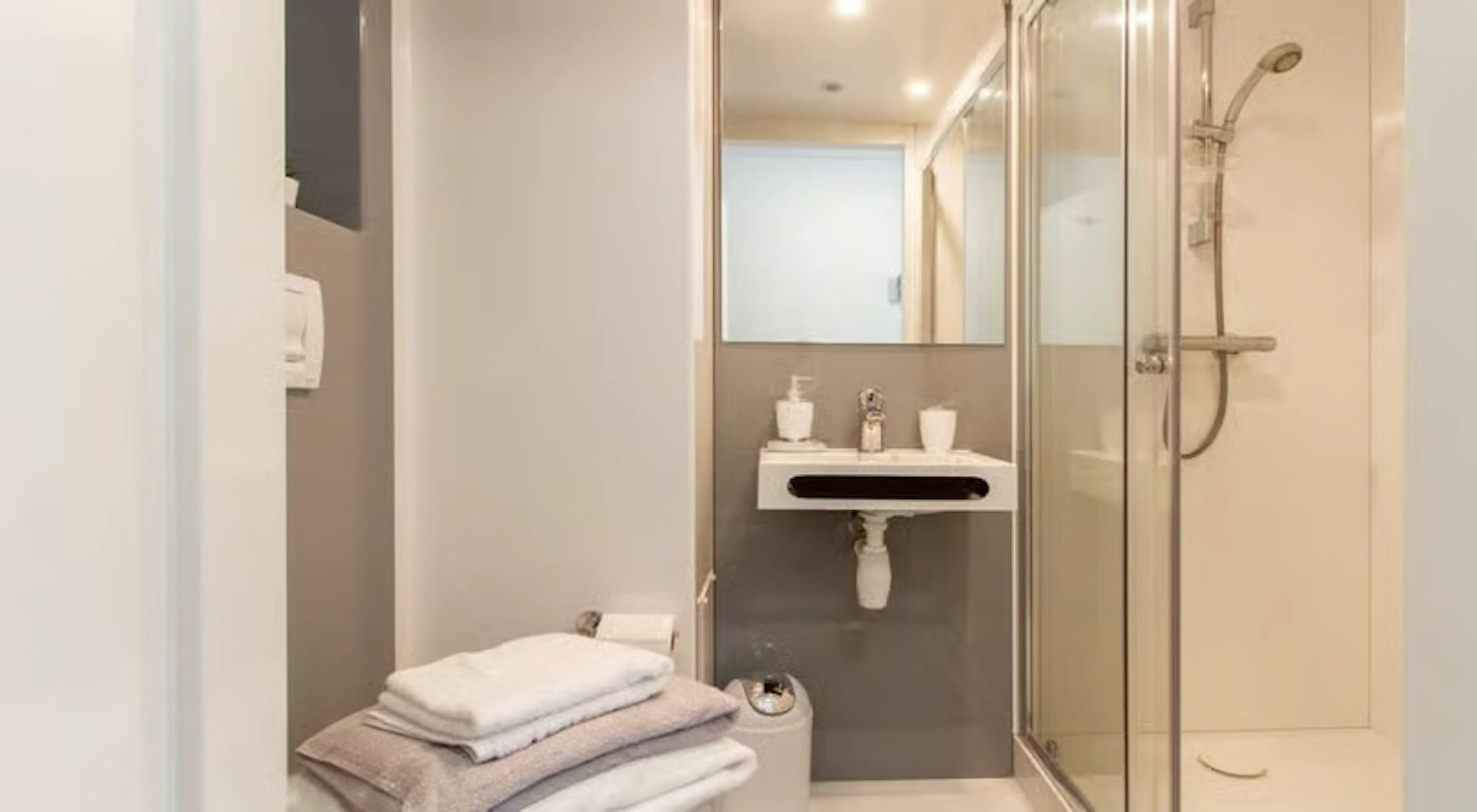Classic Ensuite BATHROOM 2