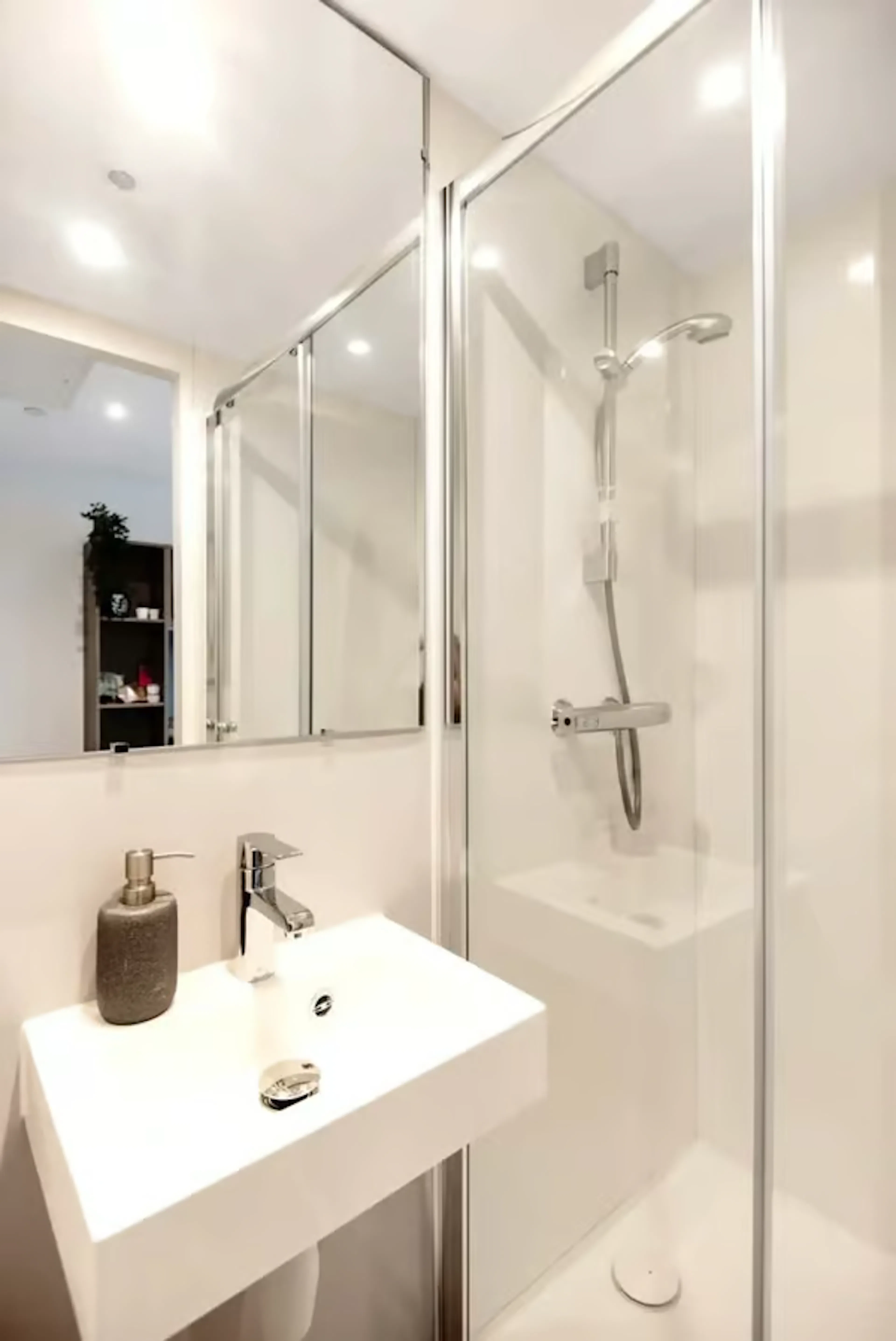Standard Ensuite Plus BATHROOM 4