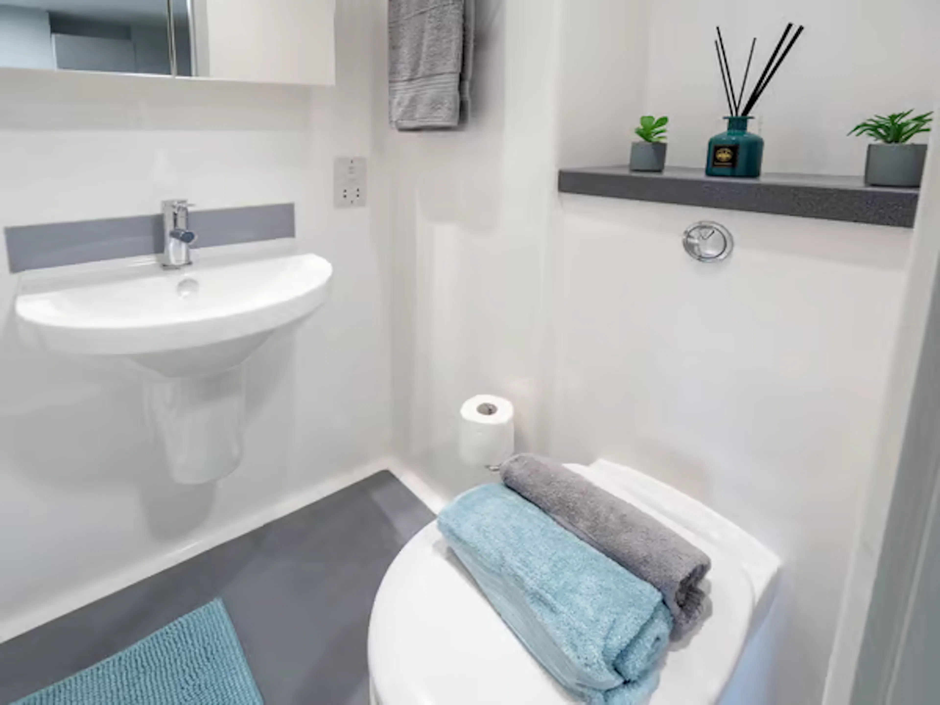 Bronze Plus Studio  BATHROOM 2