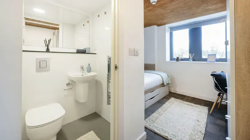 Standard Single Ensuite BATHROOM 3