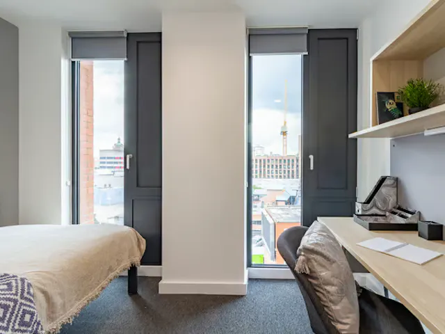 Classic 2 Bed Apartment room image 4