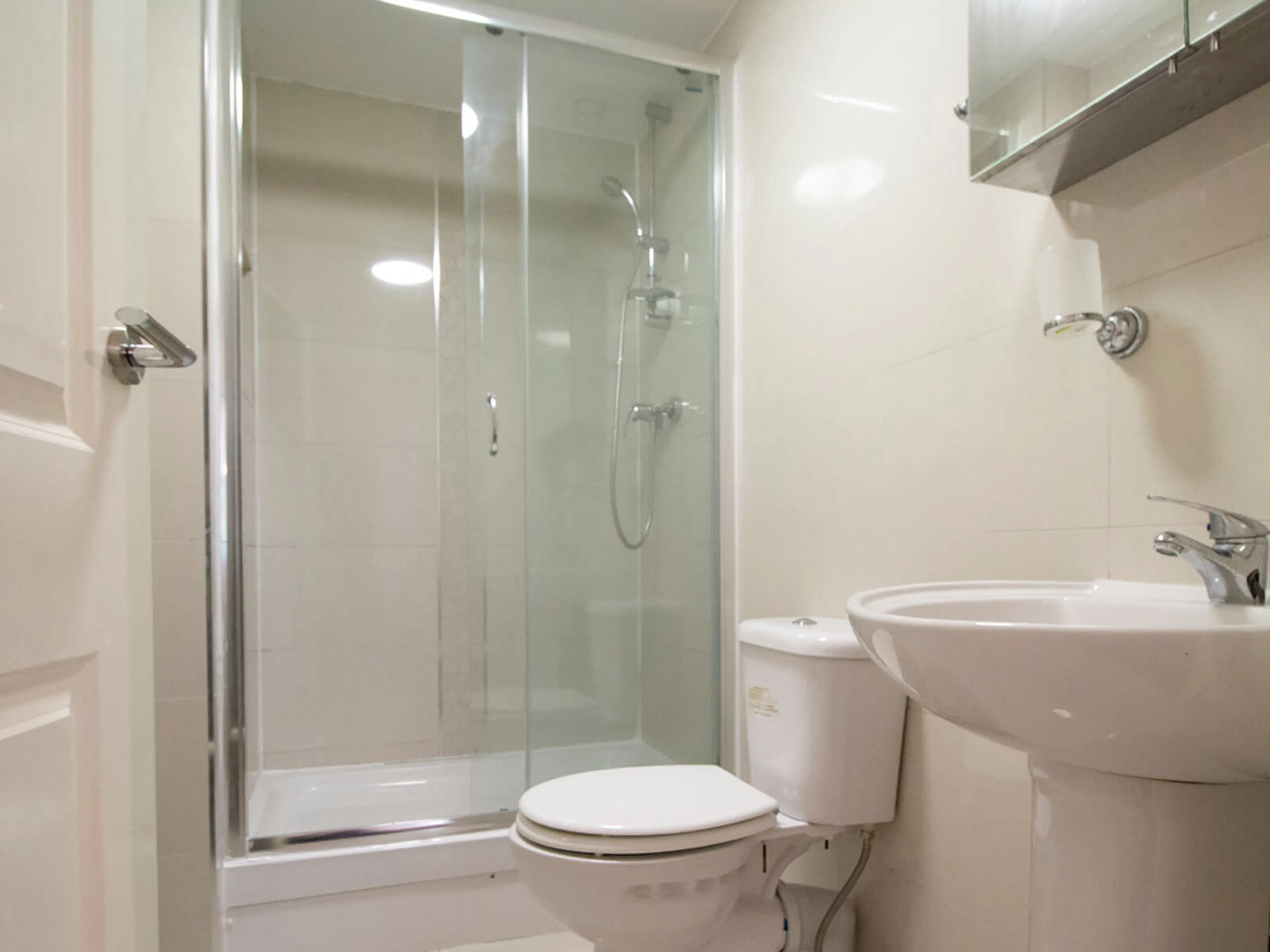 BATHROOM BATHROOM 4
