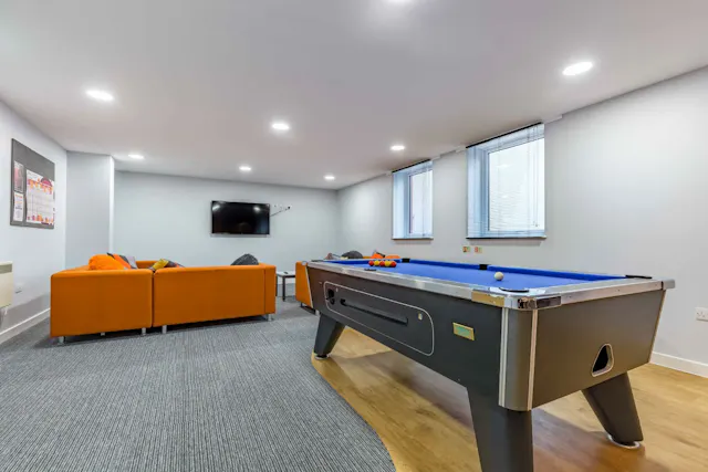 7 Bed Club En-suite room image 1
