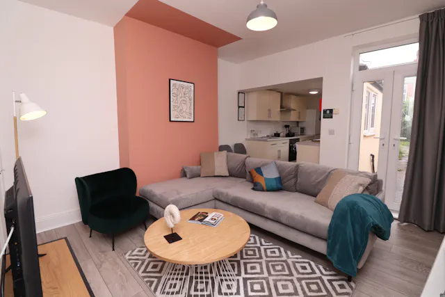 12 Bedroom Apartment room image 1