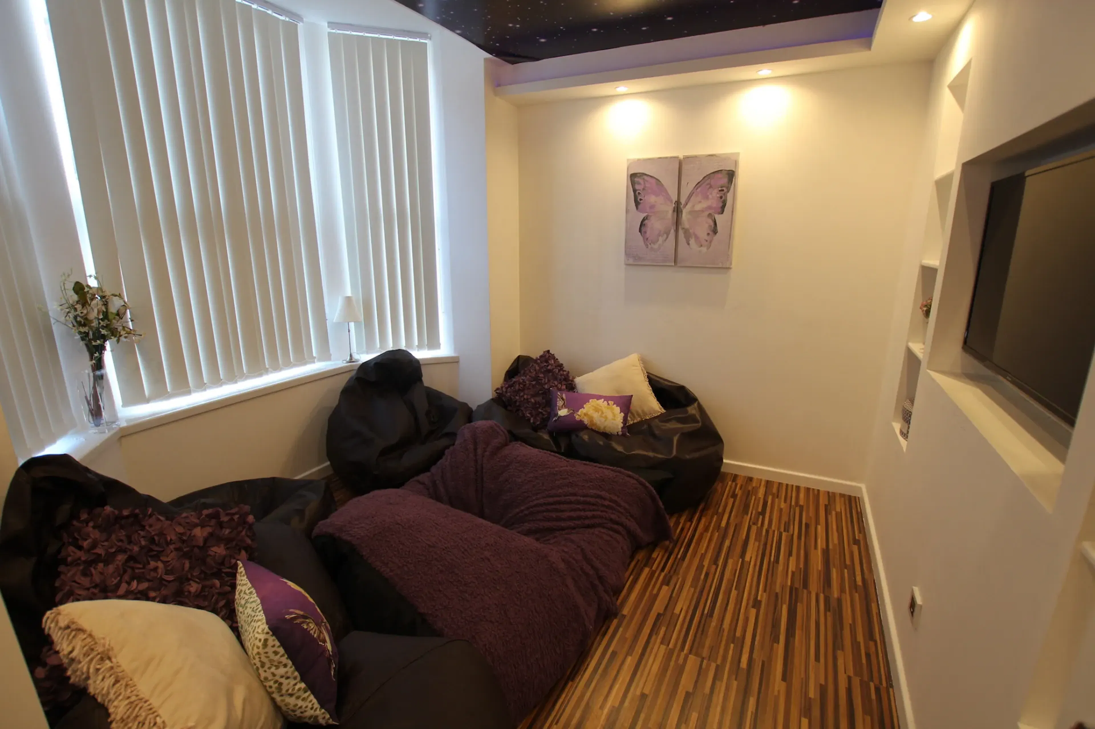6 Bed Apartment ROOM 1