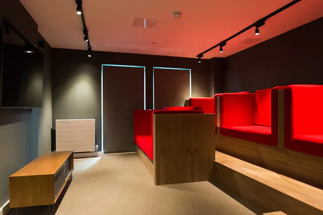 Bronze Studio - Street View Mid Level room image 1
