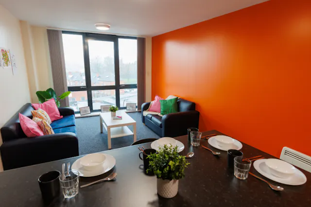 Essential Ensuite room image 1