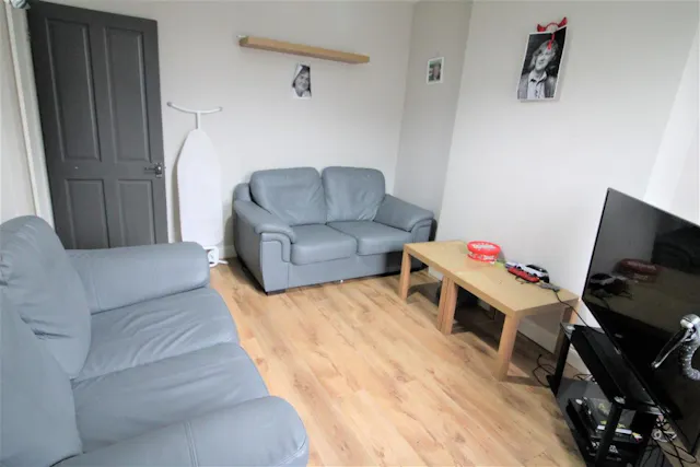5 Bedroom Apartment Single room image 1