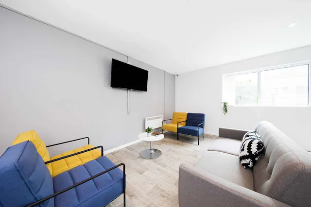 Ensuite: Three Bed Flat Medium Standard Double room image 1