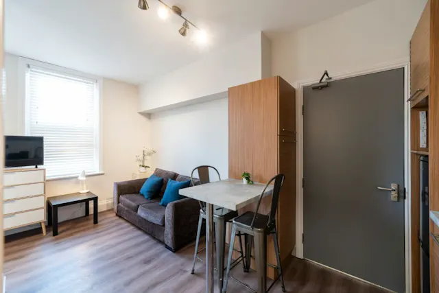 One Bedroom Flat  - 3 room image 1