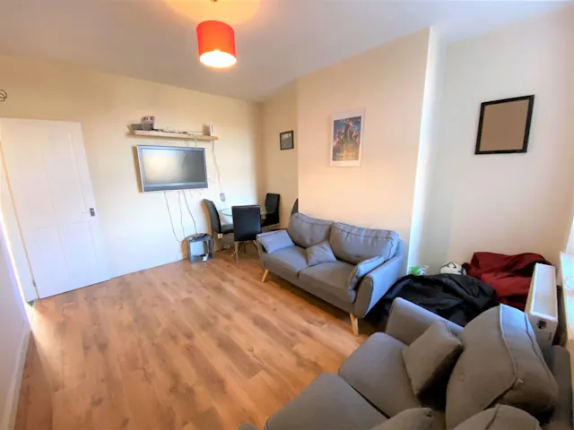 5 Bed Apartment Double room image 1