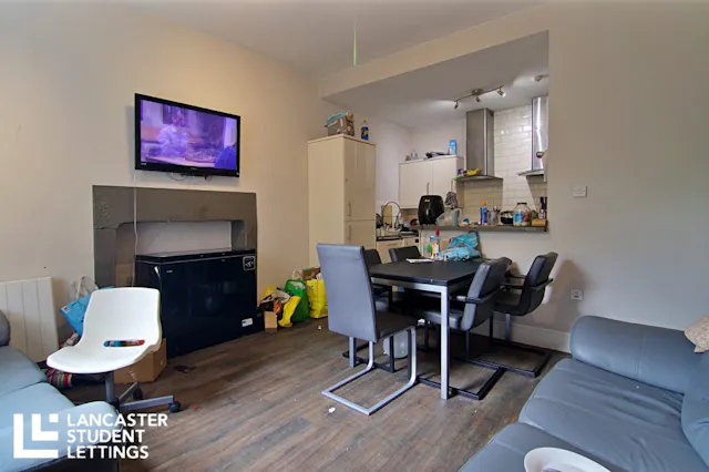 10 Bed Apartment room image 1