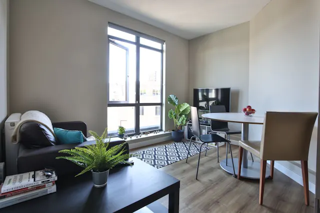 Classic Smaller 2 Bed Apartment - Shared Bathroom room image 1