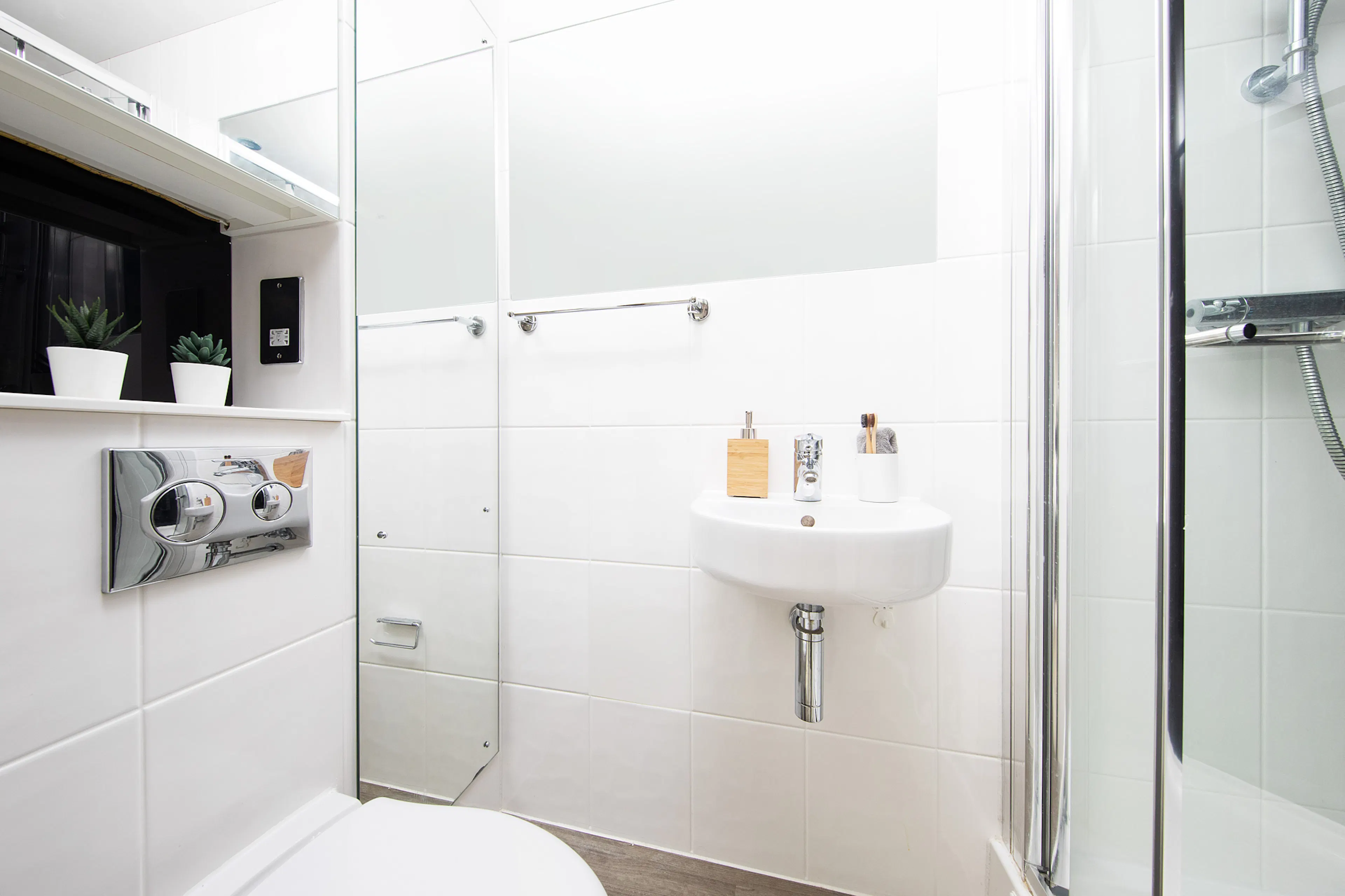 6 Bed Ensuite BATHROOM 3