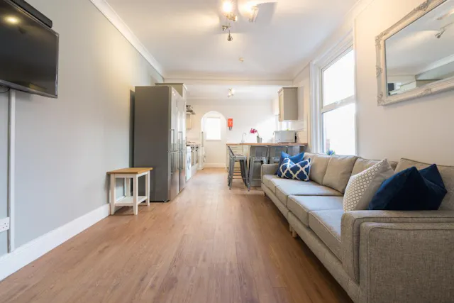 9 Bedroom Apartment room image 1