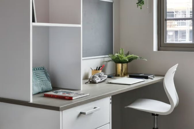 Classic Smaller 2 Bed Apartment - Shared Bathroom