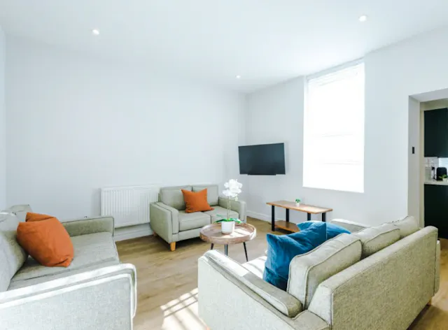 8 bedroom apartment room image 1