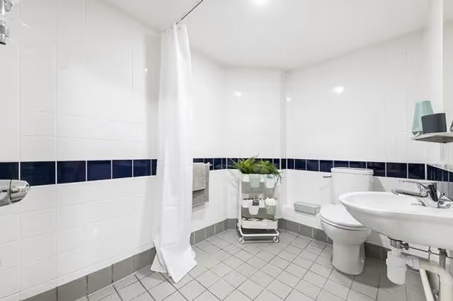 Ensuite-Silver