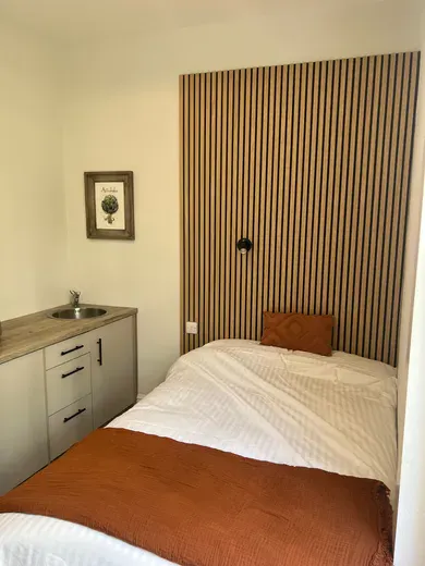 Compact room image 1