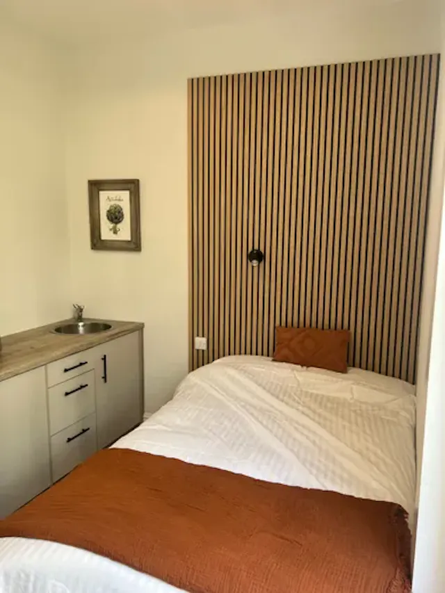 Compact room image 1