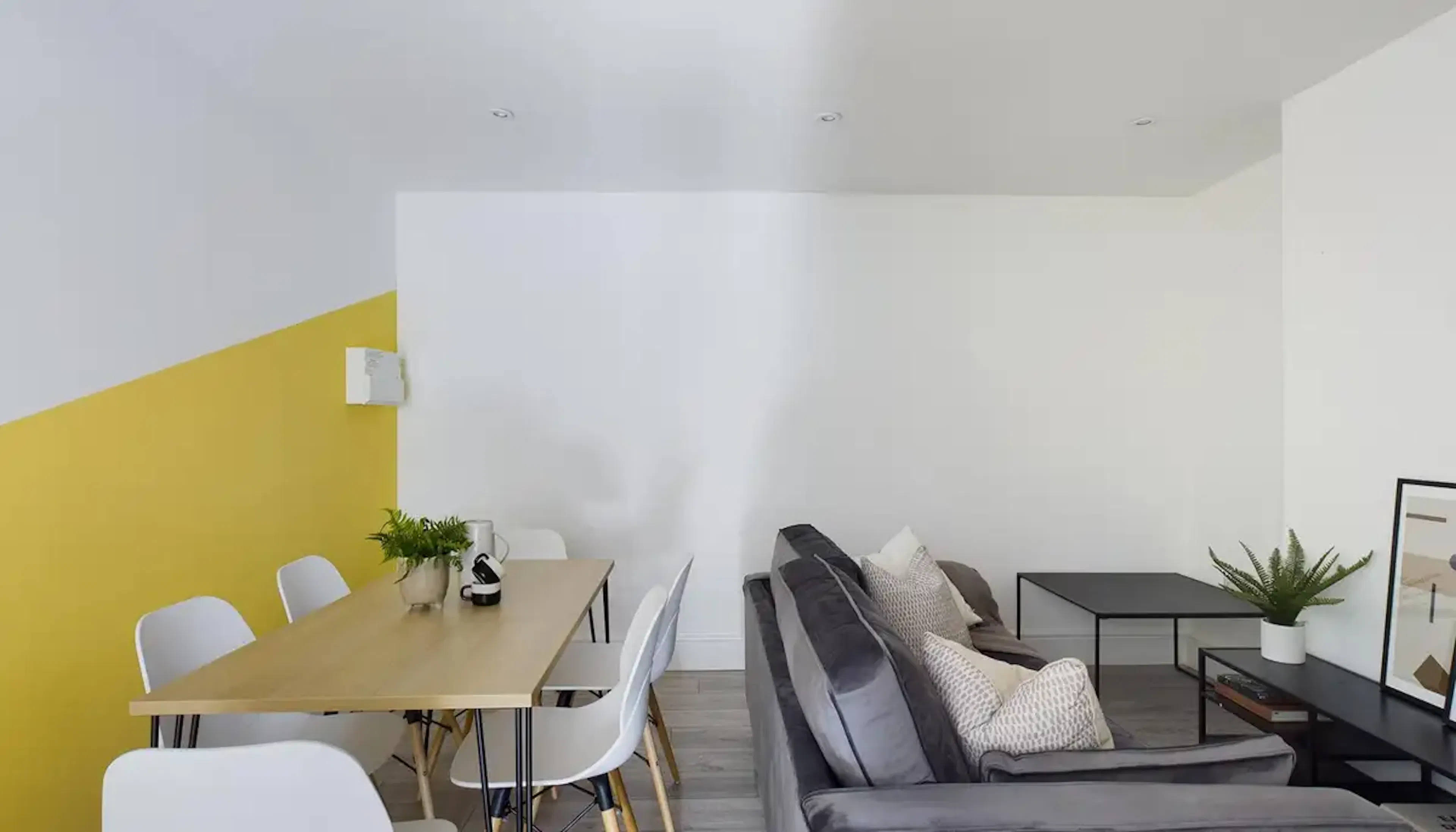 6 Bed Apartment COMMON_AREA 1