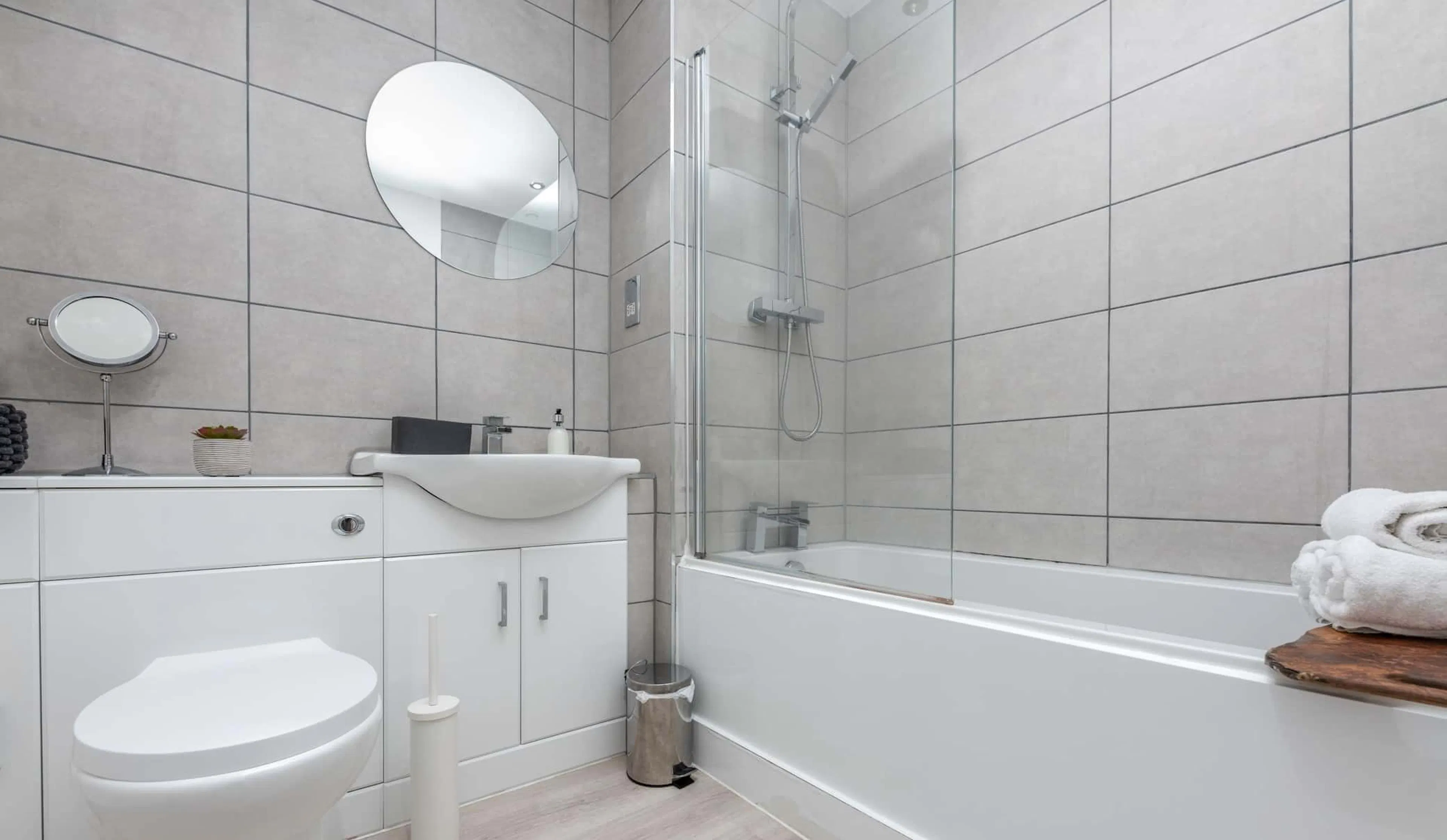 One room in 1 bedroom apartment BATHROOM 2