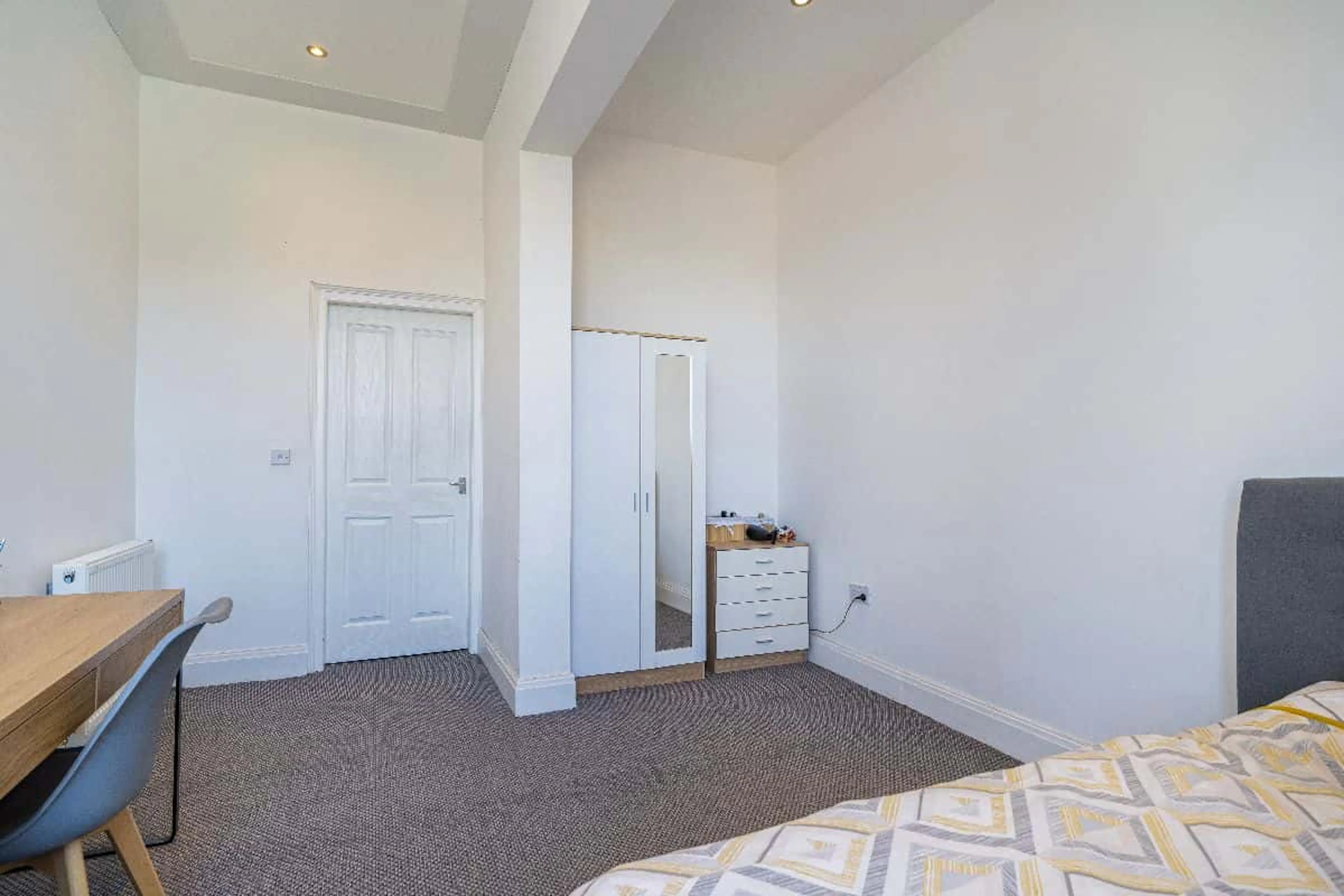One room in 2 bedroom apartment COMMON_AREA 3