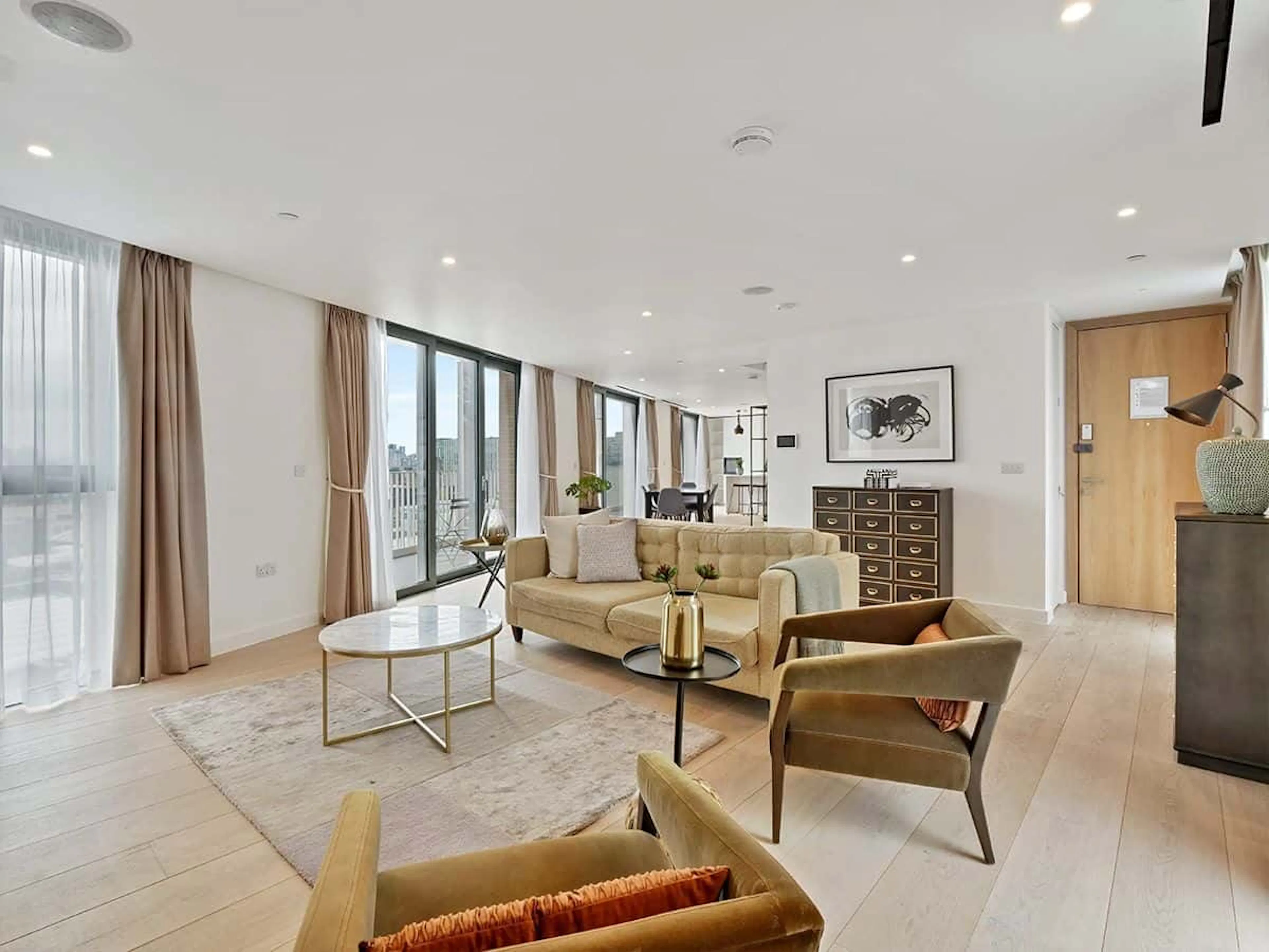 One room in 3 bedroom apartment COMMON_AREA 1
