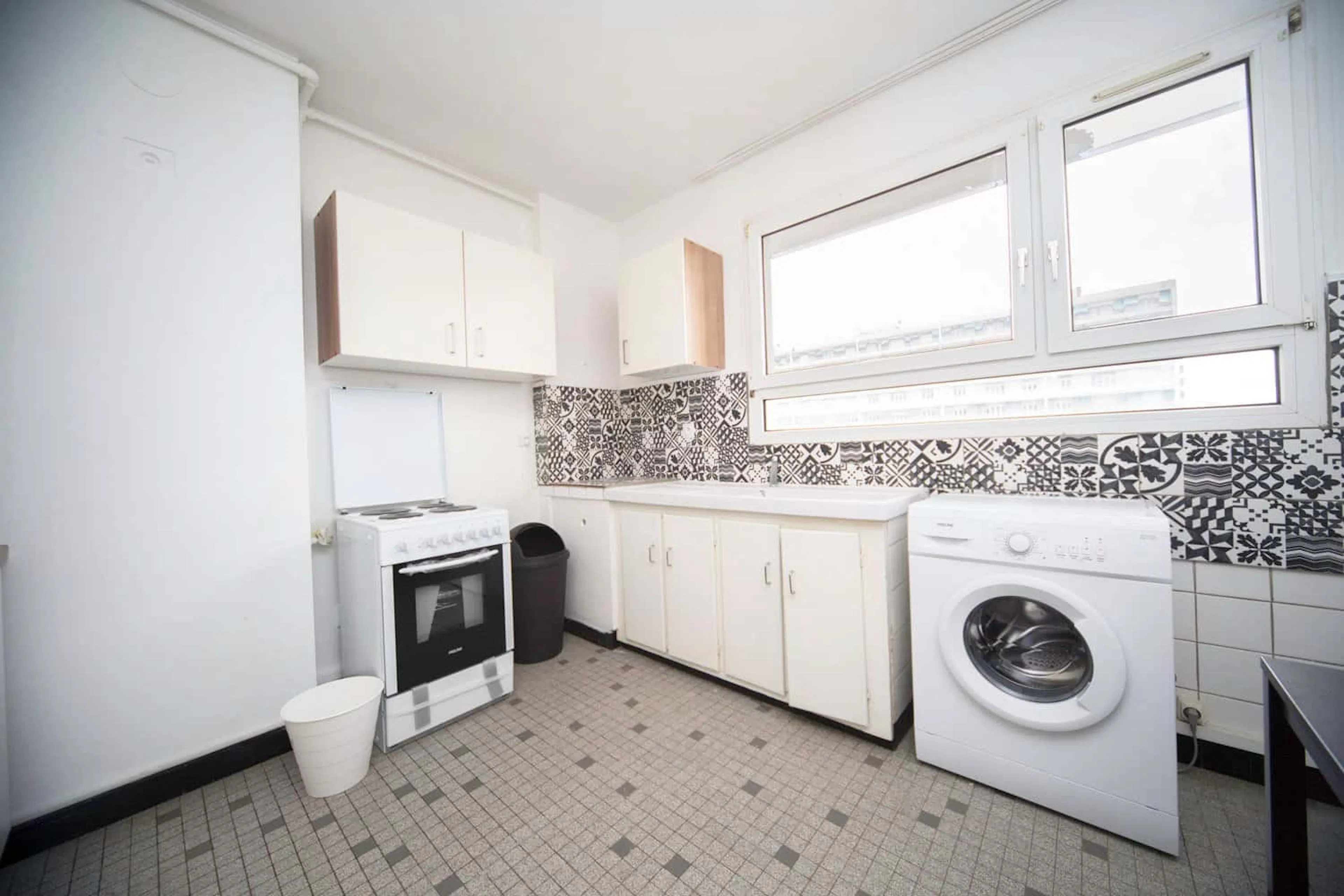 4 Bed Apartment KITCHEN 2