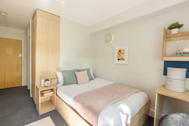 6 Bed Deluxe En-Suite room image 1