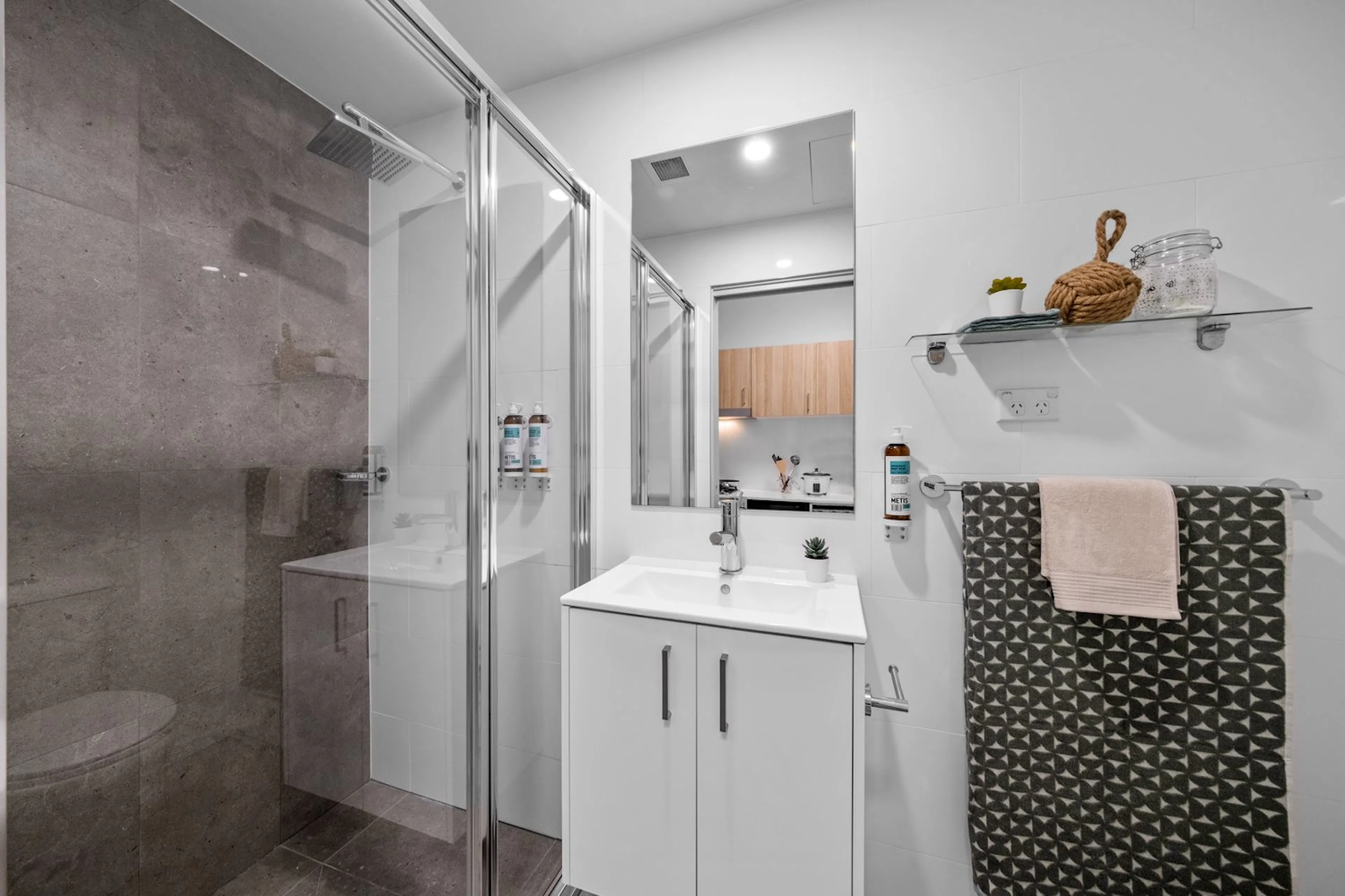 Deluxe Single Studio BATHROOM 3