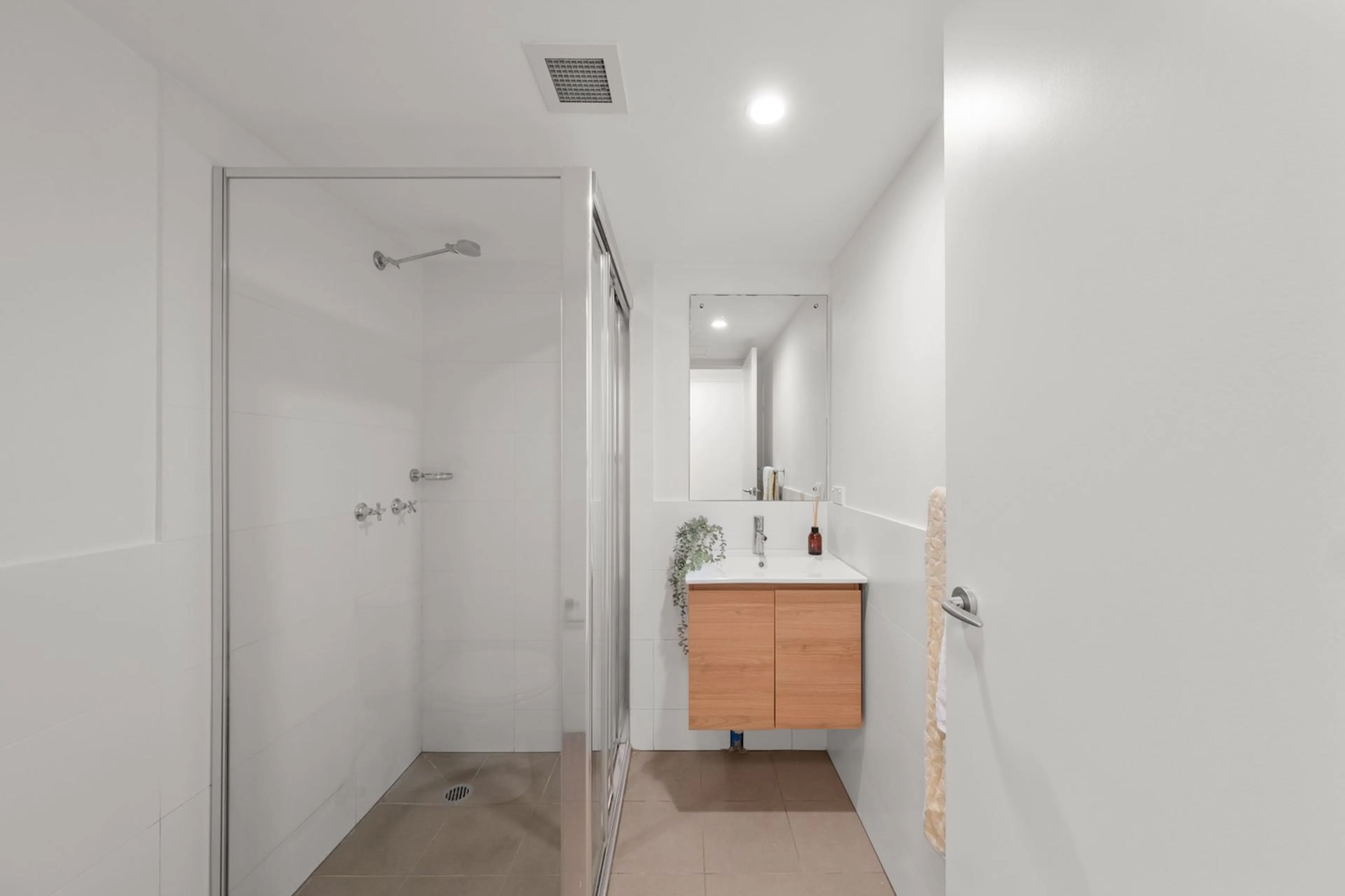 Deluxe Single Studio BATHROOM 3