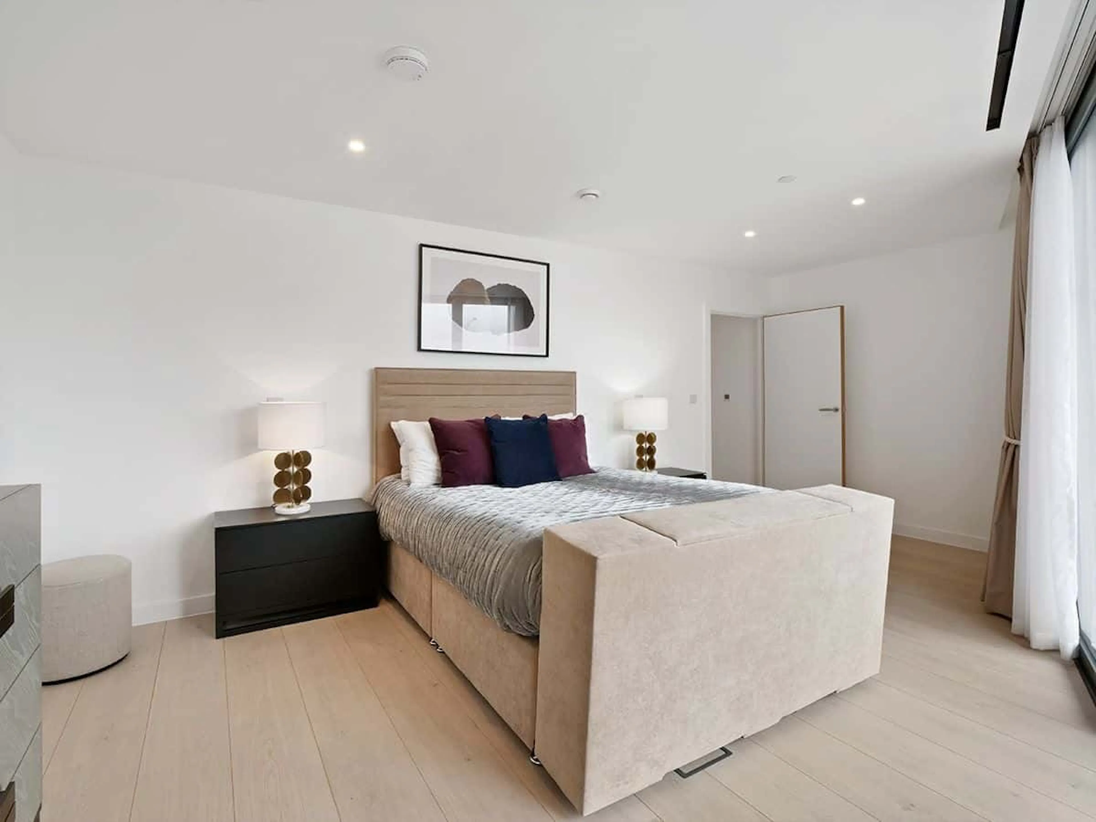 One room in 3 bedroom apartment COMMON_AREA 2