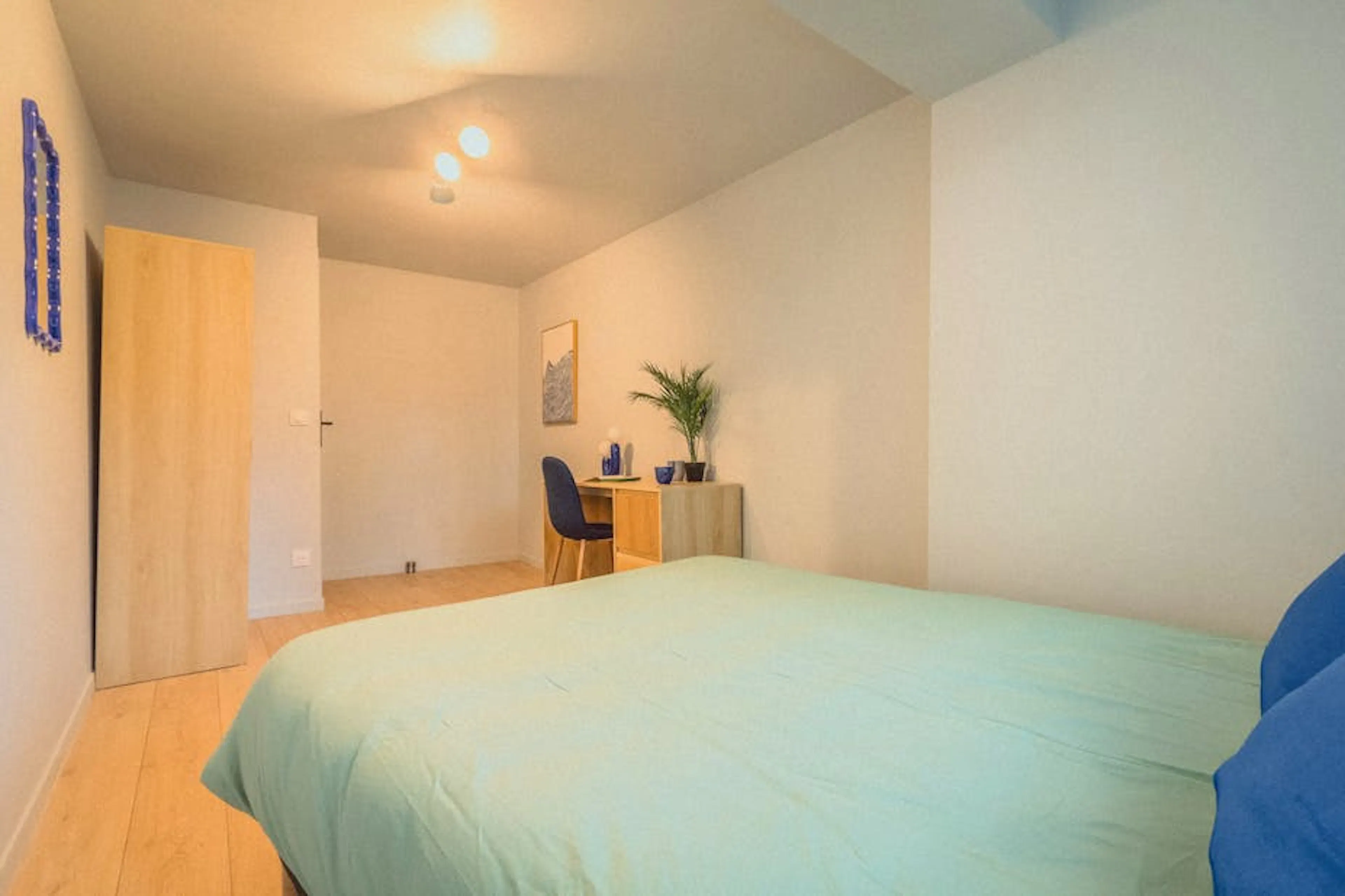 Non-Ensuite Rooms ROOM 4