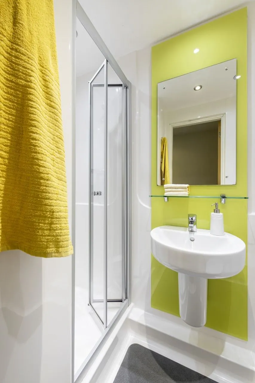 Ensuite BATHROOM 4