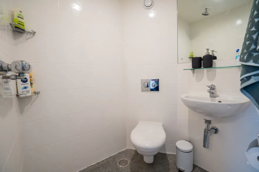 Standard Ensuite BATHROOM 1