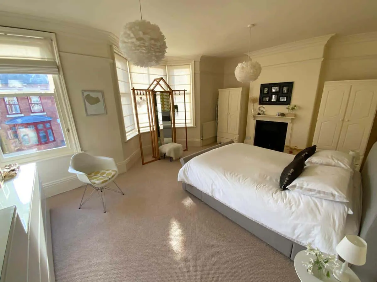 ROOM ROOM