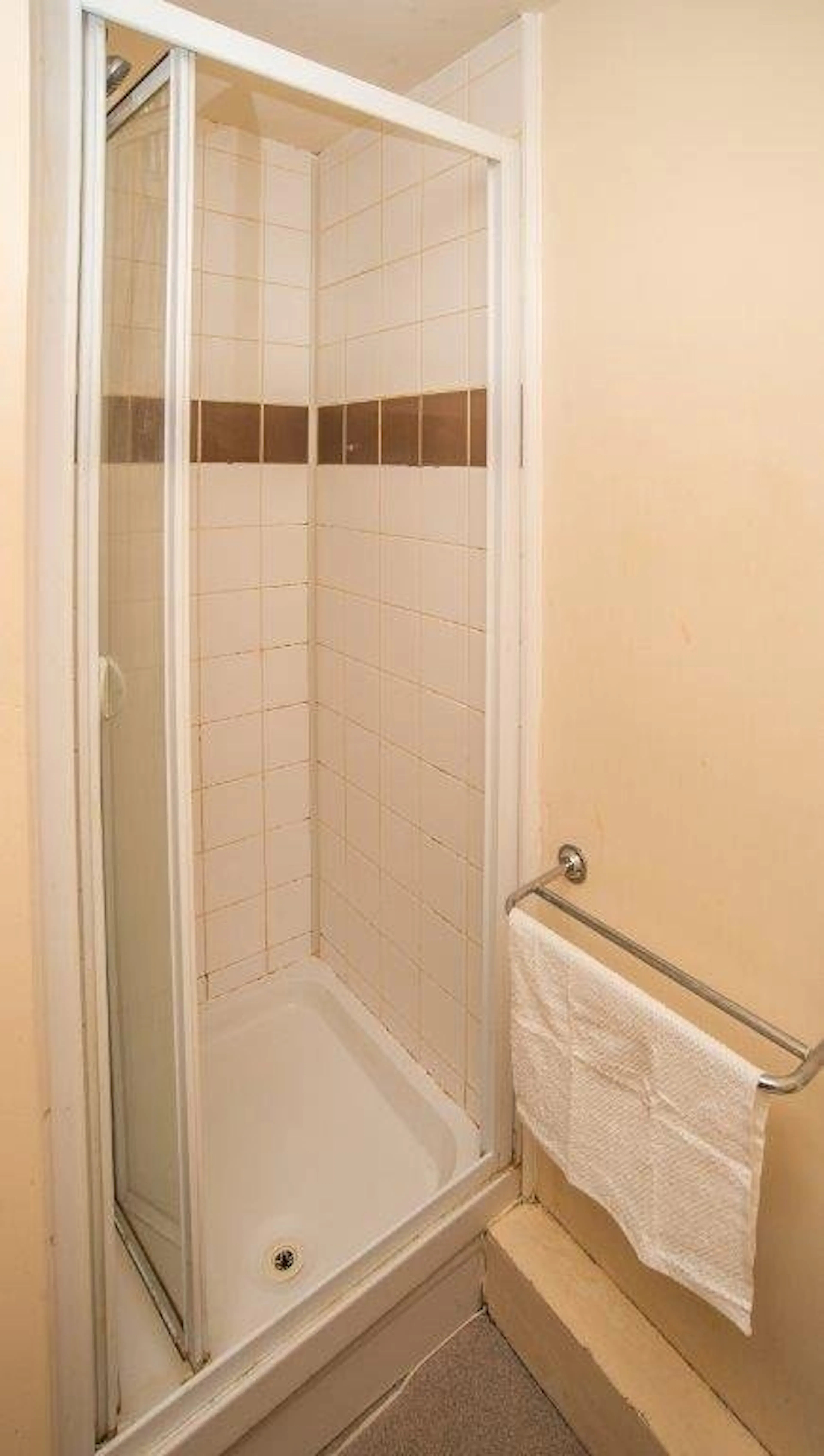 Standard Room BATHROOM 3