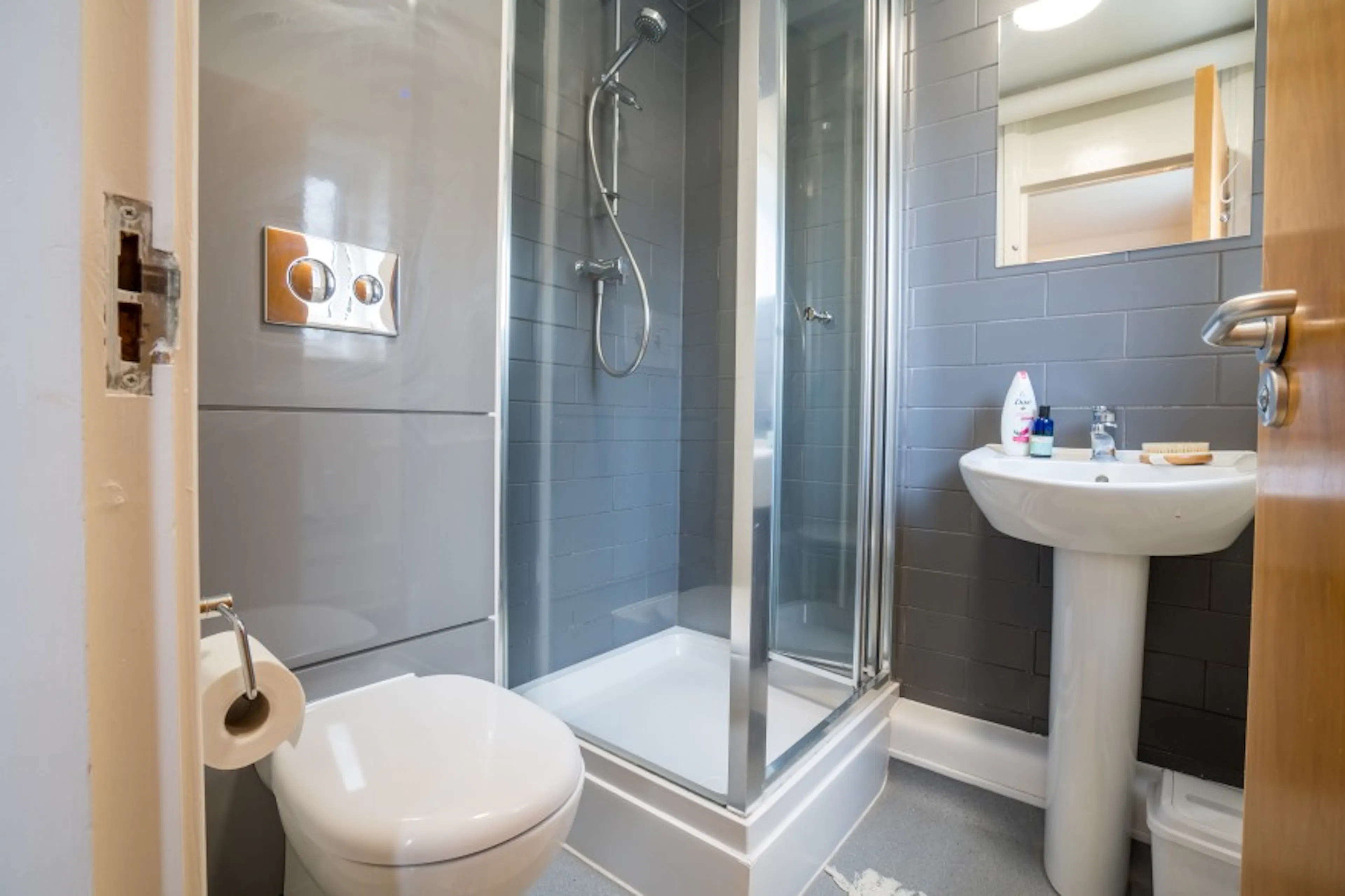 Standard Ensuite  BATHROOM 4